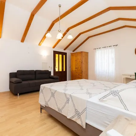 House Nespula Сasa de vacaciones Veli Lošinj